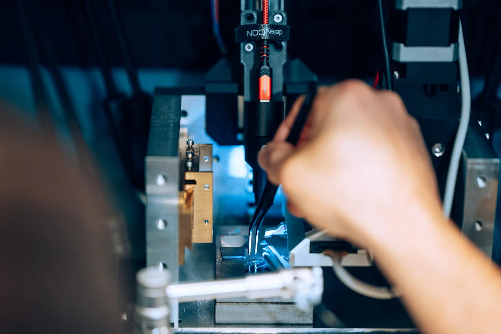 Unternehmensfotografie Wien – Detailaufnahme Arbeitsprozess von Walter Skokanitsch